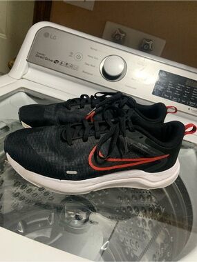 Nike Downshifter 12 Men’s Road Running Shoes – Black / University Red